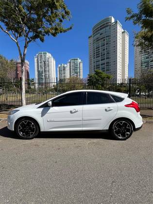 FORD FOCUS 2.0 TITANIUM PLUS 16V FLEX 4P POWERSHIFT FORD FOCUS 2.0 TITANIUM PLUS 16V FLEX 4P POWERSHIFT